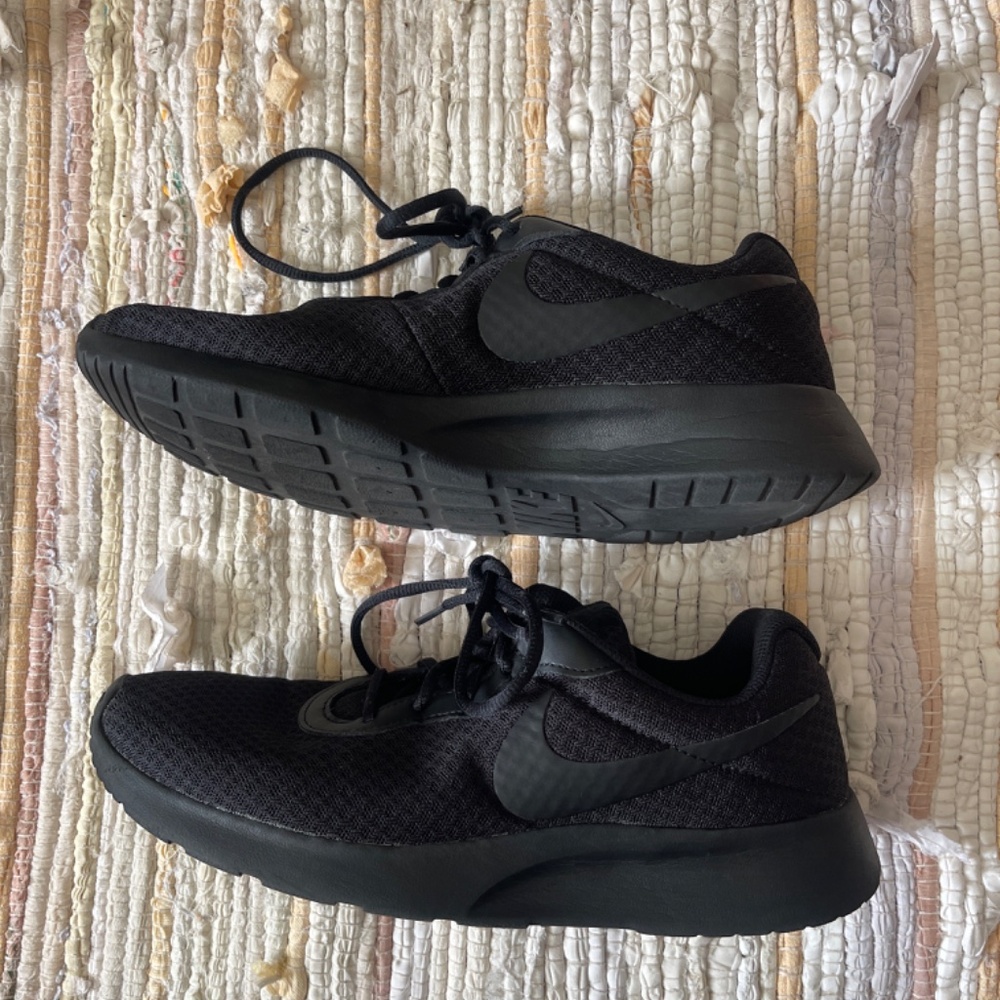 EUC Men’s Nike Tanjun Shoe / Sneakers Black Barely Bolt Size 9 - Picture 4 of 8